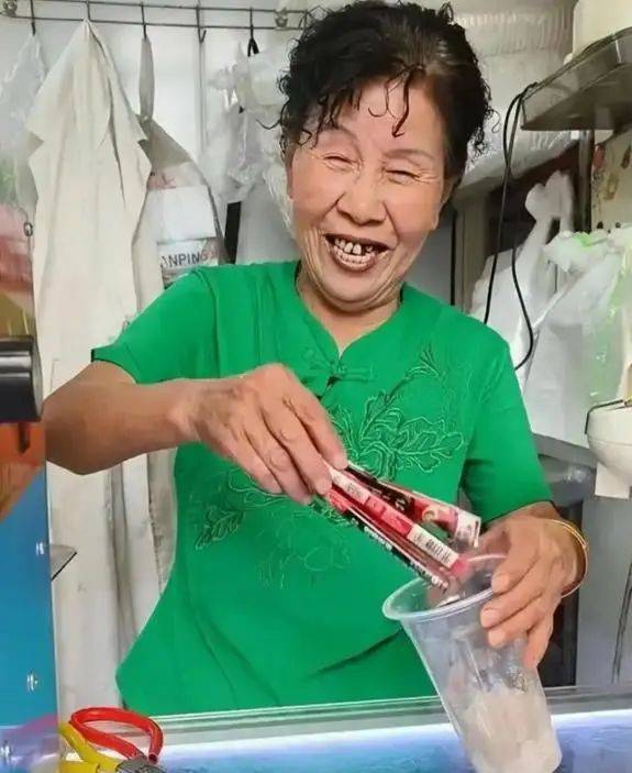 元手冲“咖啡阿姨”：生意淡了快乐回来了不朽情缘从日销400杯到100杯！10